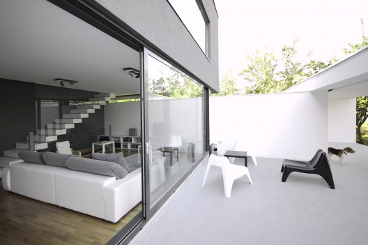 Black on White / Parasite Studio