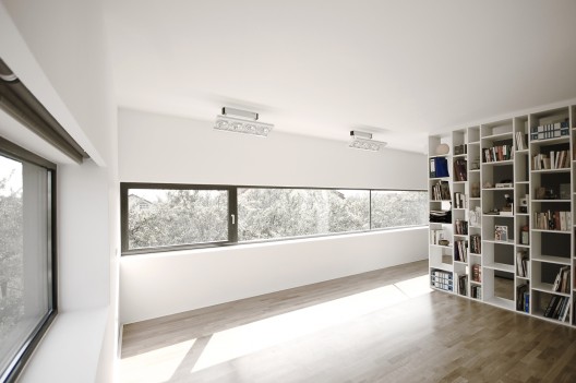 Black on White / Parasite Studio