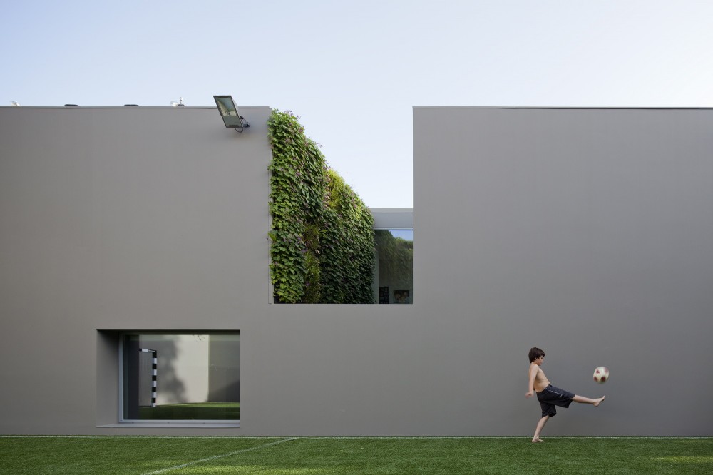 House in Quinta Patino / Frederico Valsassina Arquitectos