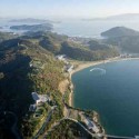 'White Cube, Green Maze: New Art Landscapes' Exhibition (3) 'White Cube, Green Maze: New Art Landscapes' Exhibition (3) Aerial view of Benesse House Museum and Oval by Tadao Ando, on the island of Naoshima, Japan. Photograph by Iwan Baan.