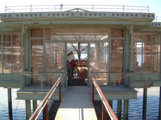 The-Lake-House-glass-house-entrance