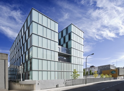 Oficinas Inmobiliaria Chamartín / Burgos & Garrido arquitectos Alzado_oeste%c2%b8angel_baltanas