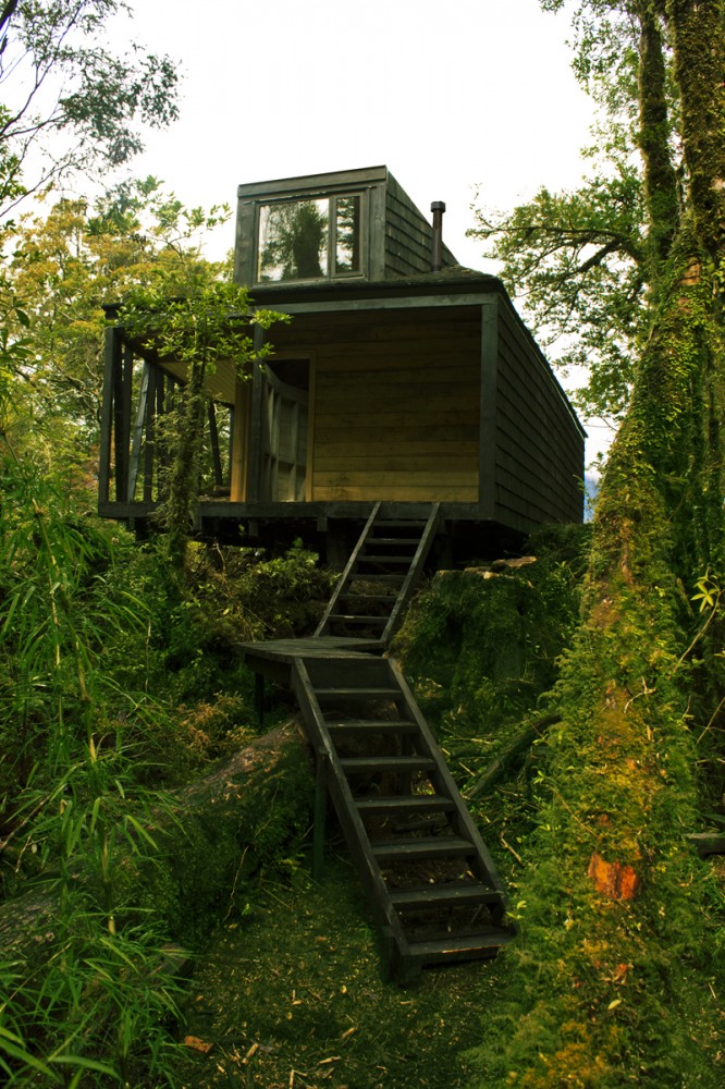 House in The Patagonia Fjords / Armando Montero + Samuel Bravo