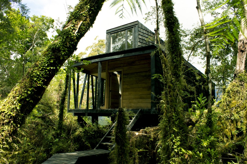 House in The Patagonia Fjords / Armando Montero + Samuel Bravo