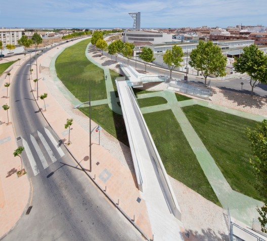 Kiss Bridge / Joaquin Alvarado Bañon