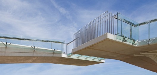 Kiss Bridge / Joaquin Alvarado Bañon