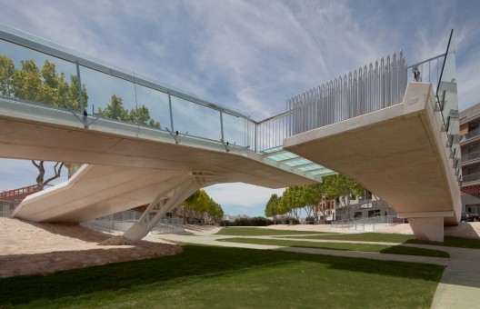 Kiss Bridge / Joaquin Alvarado Bañon