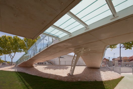 Kiss Bridge / Joaquin Alvarado Bañon