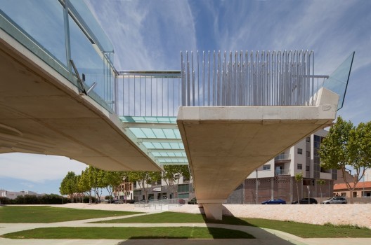 Kiss Bridge / Joaquin Alvarado Bañon