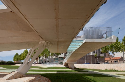Kiss Bridge / Joaquin Alvarado Bañon