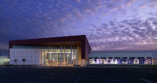 Riverbank High School / Darden Architects