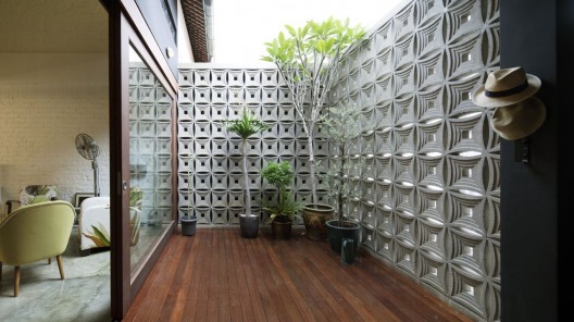 The Brick Loft / FARM Architect