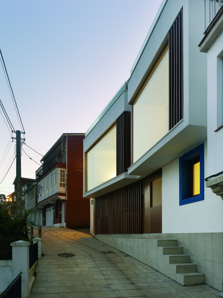 Two family houses in Redes / Díaz y Díaz Arquitectos