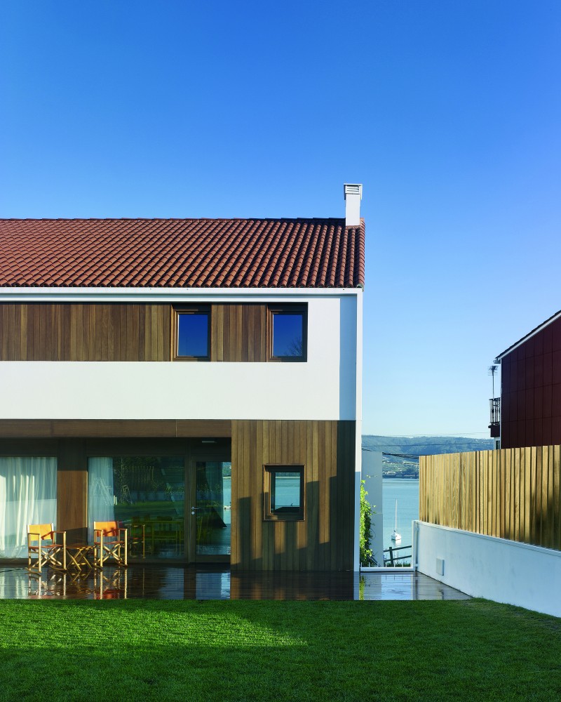 Two family houses in Redes / Díaz y Díaz Arquitectos