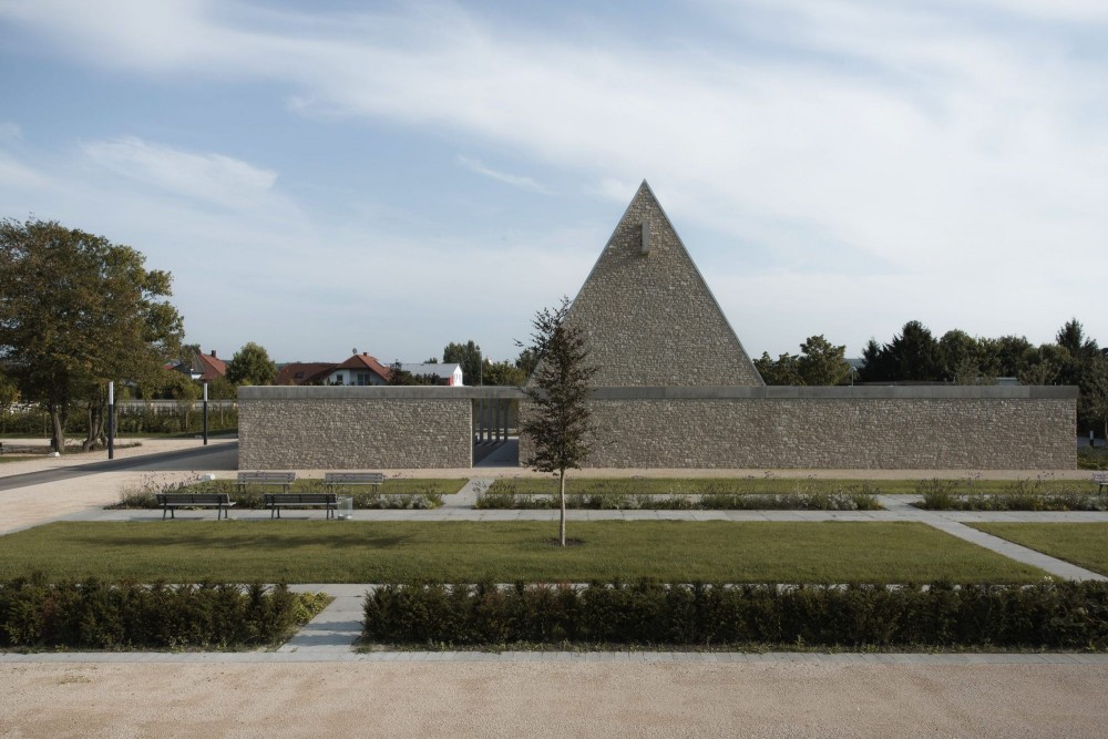 Ingelheim Funeral Chapel / Bayer & Strobel Architekten