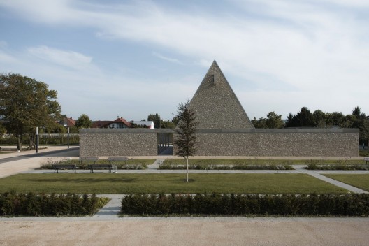 Ingelheim Funeral Chapel / Bayer & Strobel Architekten