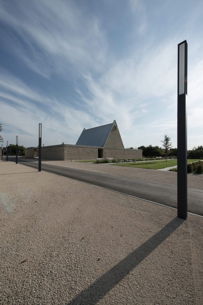 Ingelheim Funeral Chapel / Bayer & Strobel Architekten