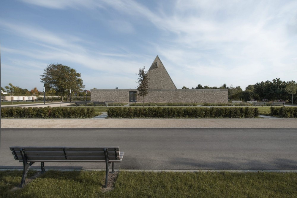 Ingelheim Funeral Chapel / Bayer & Strobel Architekten