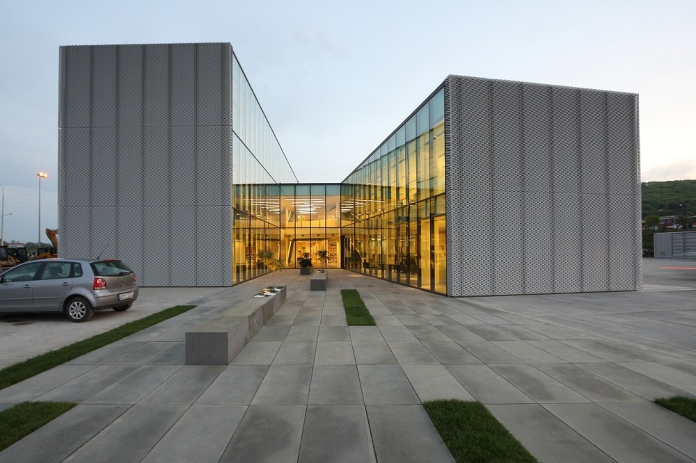 Phoenix Zeppelin Headquarters / Paulíny Hovorka Architekti + Stefan Moravcik architectural atelier