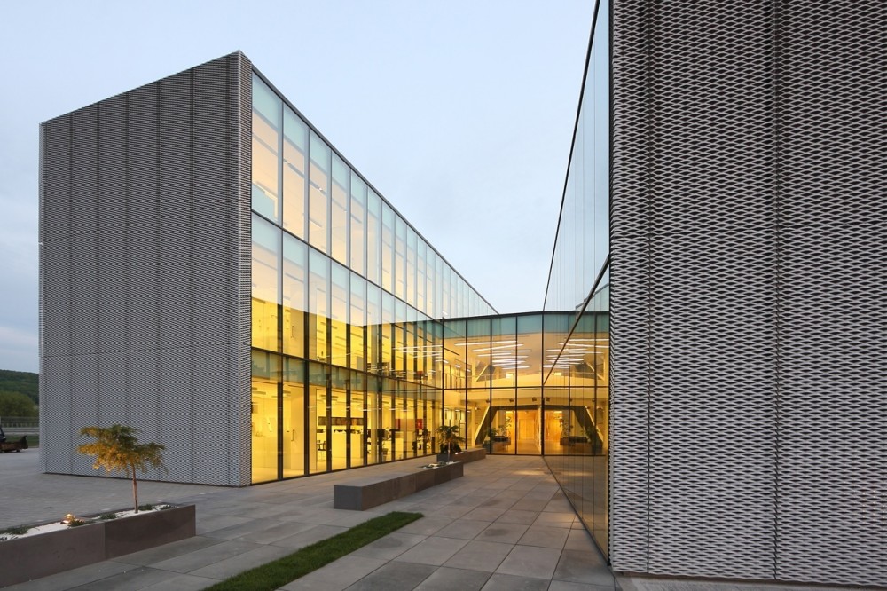 Phoenix Zeppelin Headquarters / Paulíny Hovorka Architekti + Stefan Moravcik architectural atelier