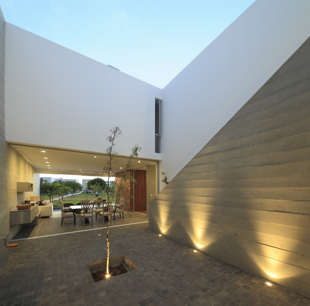 La Isla House / Llosa Cortegana Architects