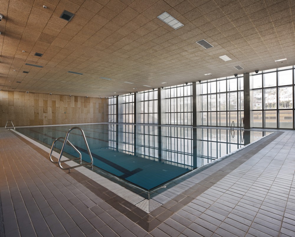 Swimming Pool in “Bola de Oro” Sports Centre / José Luis Rodríguez Gil
