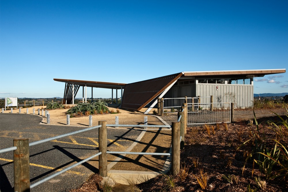 Visitor Centre for Equestrian and Mountain Biking / Jasmax