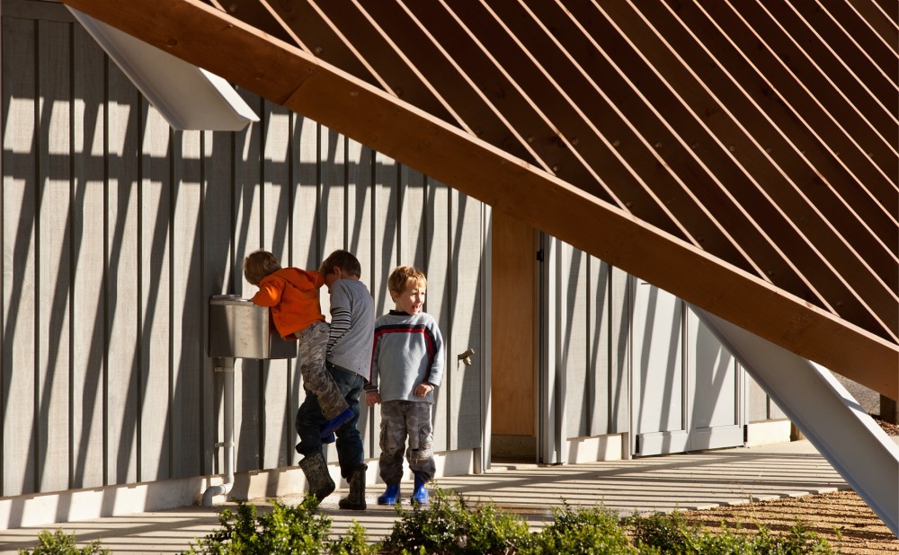 Visitor Centre for Equestrian and Mountain Biking / Jasmax