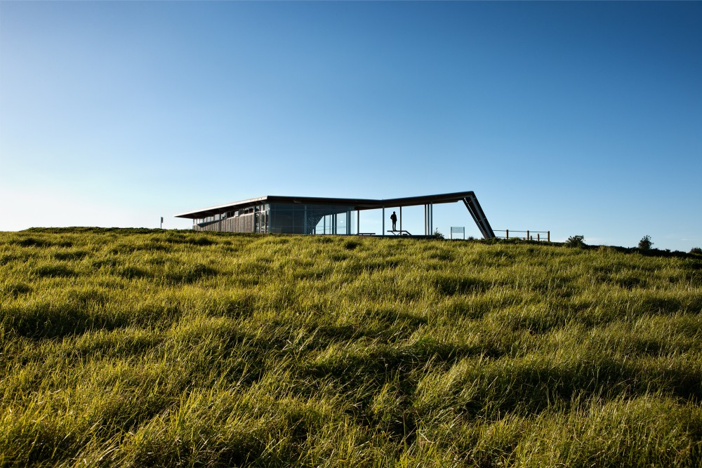Visitor Centre for Equestrian and Mountain Biking / Jasmax