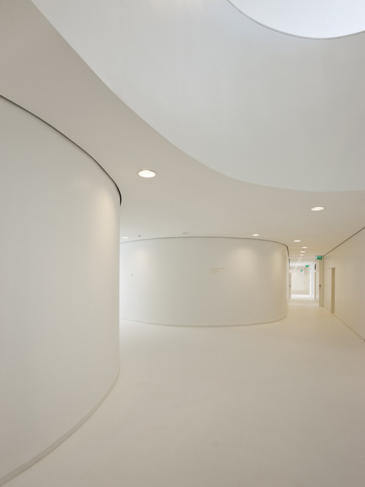 Combatentes Educational Center / Cannatà & Fernandes