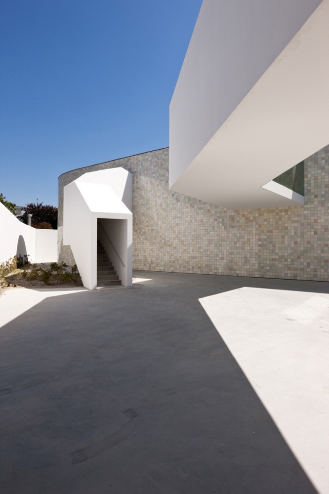 Combatentes Educational Center / Cannatà & Fernandes