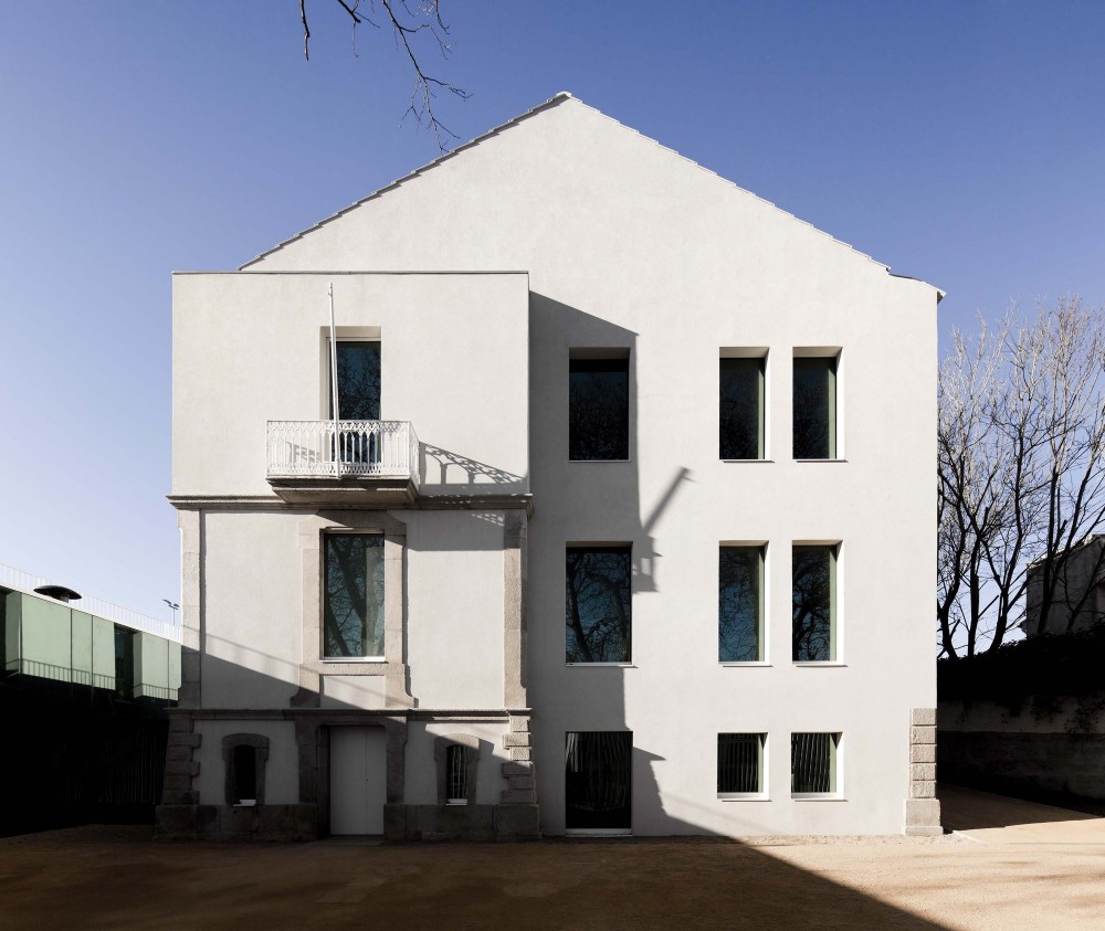 Center School S.Miguel de Nevogilde / AVA Architects