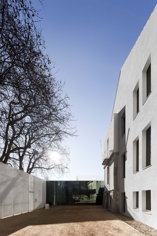 Center School S.Miguel de Nevogilde / AVA Architects
