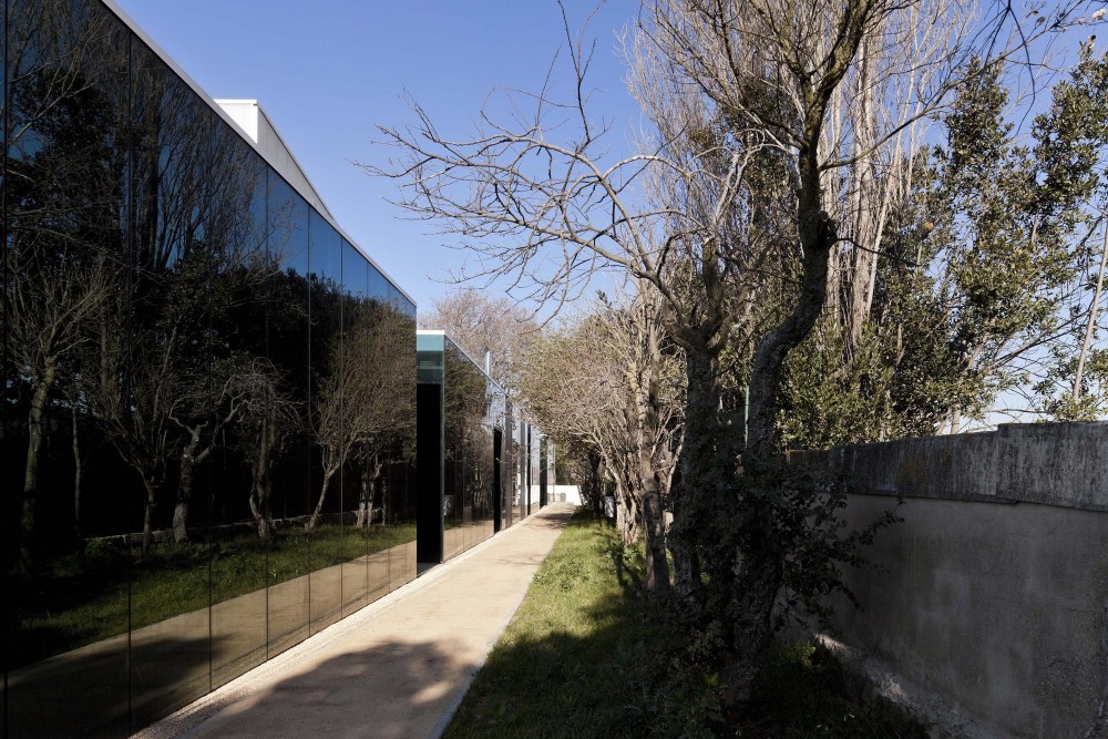Center School S.Miguel de Nevogilde / AVA Architects