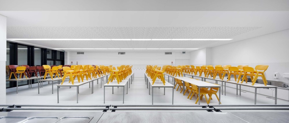 Center School S.Miguel de Nevogilde / AVA Architects
