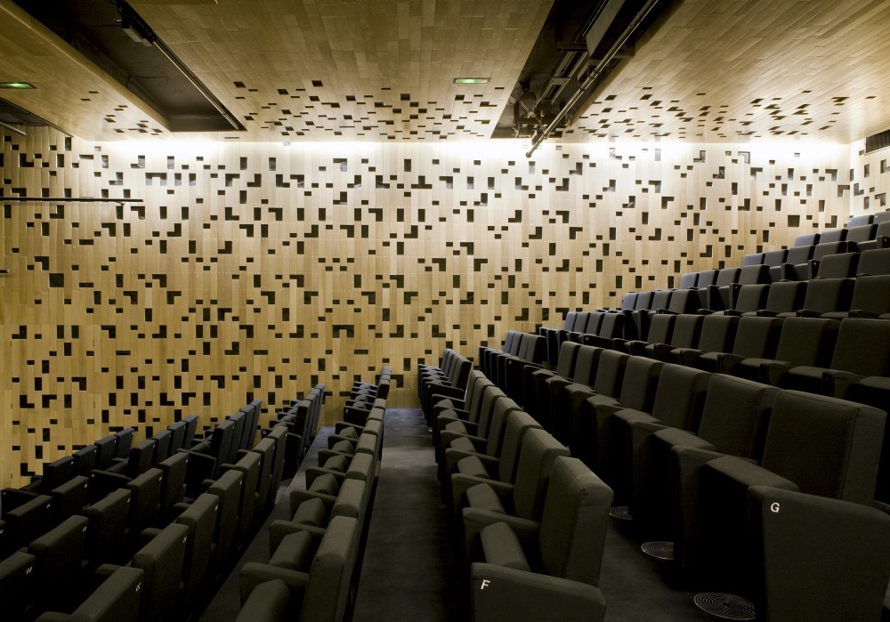 Regional Chamber of Commerce and Industry / Chartier-Corbasson Architects