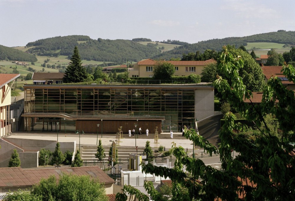 Sunny Gymnasium / Tekhnê Architectes