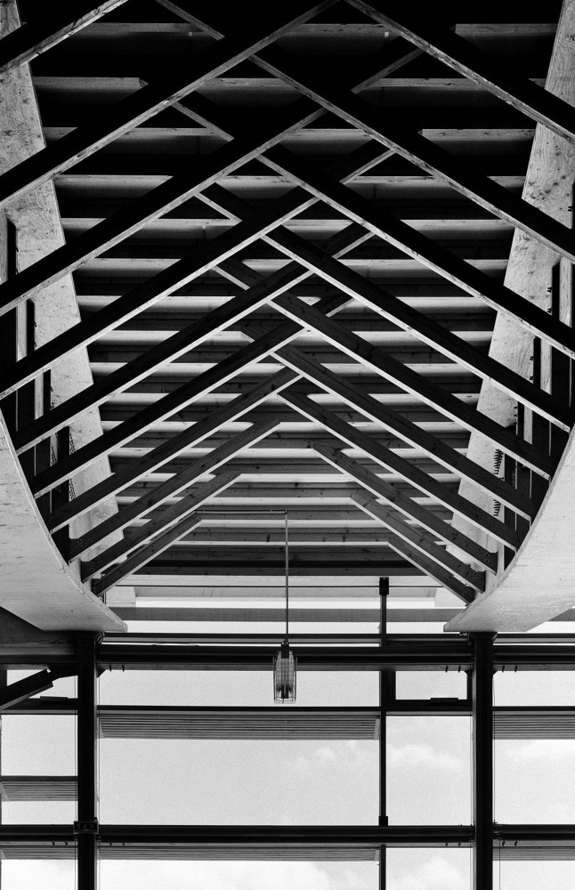Sunny Gymnasium / Tekhnê Architectes