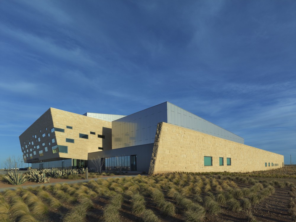 Wagner Noël Performing Arts Center / Boora Architects + Rhotenberry Wellen Architects