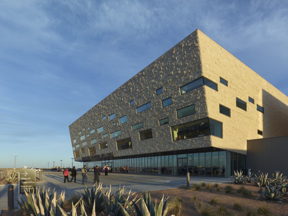 Wagner Noël Performing Arts Center / Boora Architects + Rhotenberry Wellen Architects