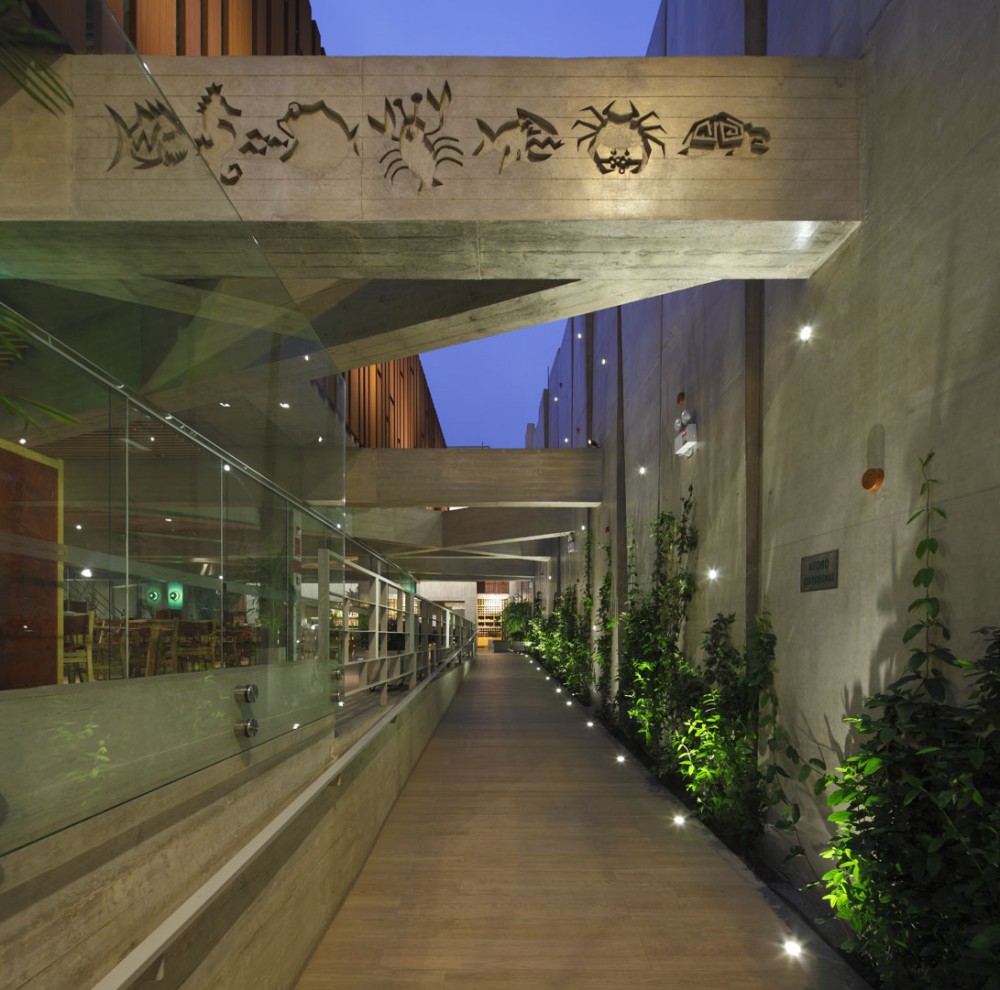 Pescados Capitales Restaurant / GonzalezMoix
