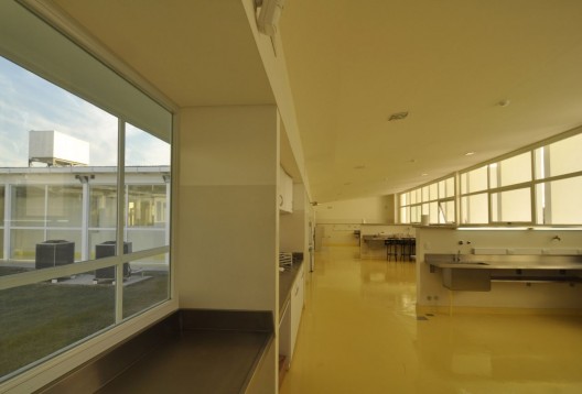 Edificio de Laboratorios - Ramón Carrillo / Moscato Schere Todo Terreno + MS+ DPF UNLa 5-patio-pasillo-aula_laboratorio-parasoles