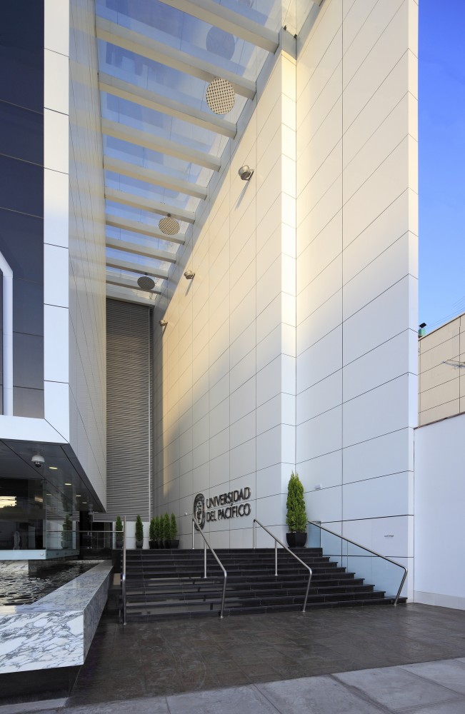 “Universidad del Pacifico” Branch Office / Metropolis