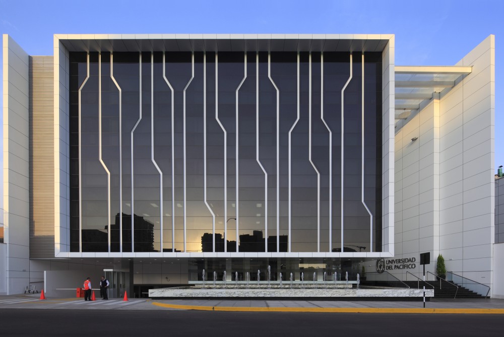 “Universidad del Pacifico” Branch Office / Metropolis