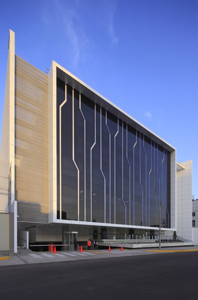 “Universidad del Pacifico” Branch Office / Metropolis
