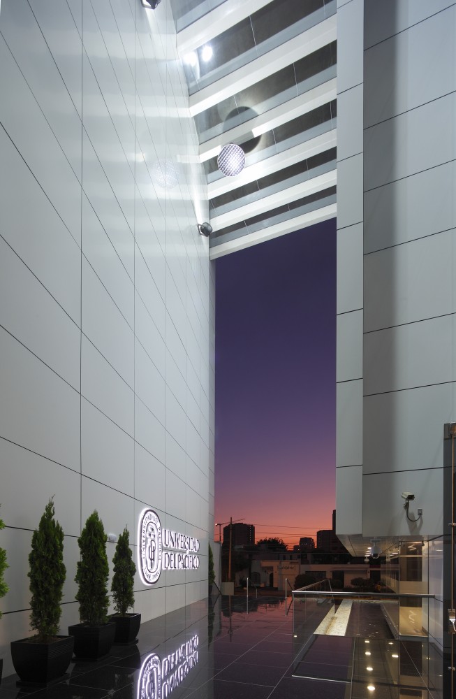“Universidad del Pacifico” Branch Office / Metropolis