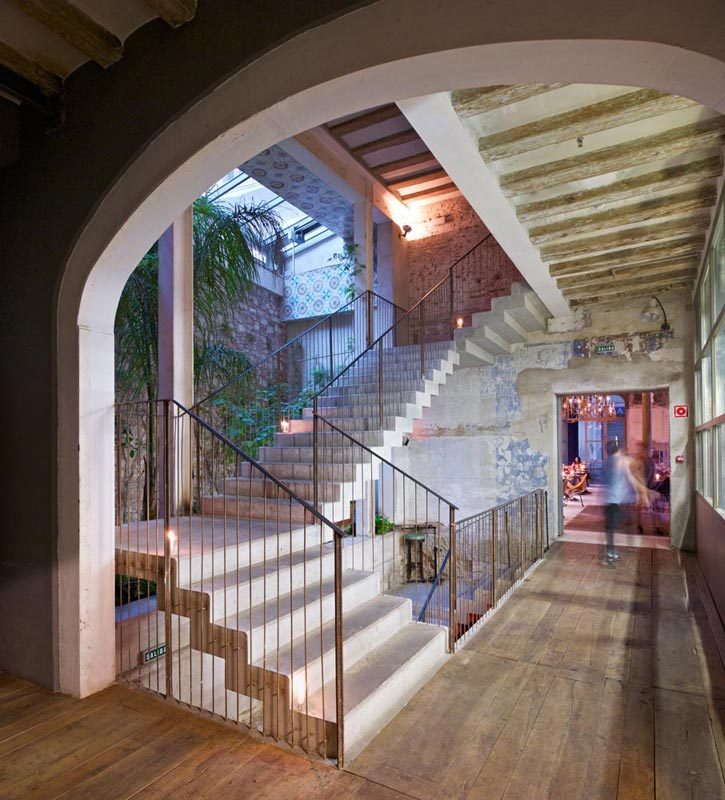 Ocaña Bar and Club in Barcelona / Ocaña