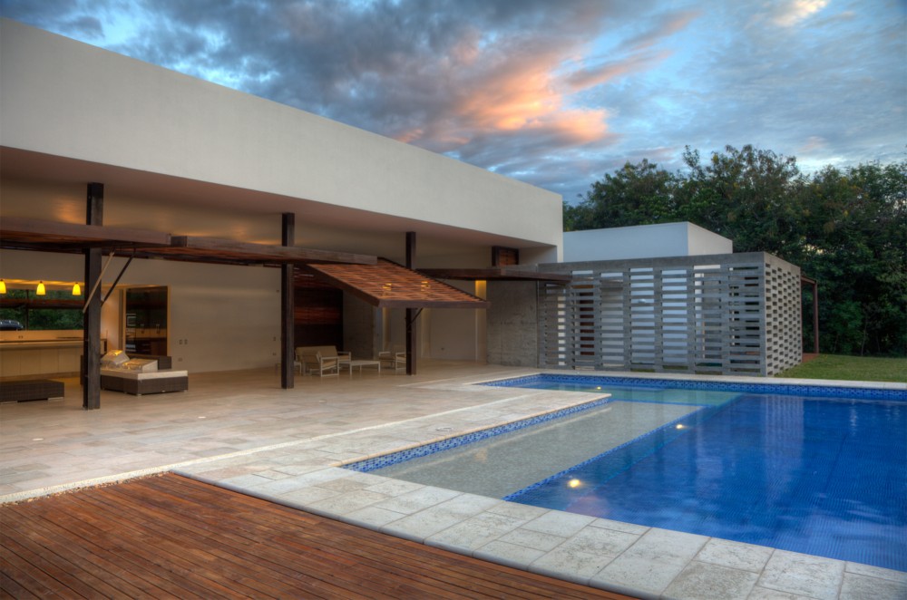 House 60 / De La Carrera – Cavanzo Arquitectura