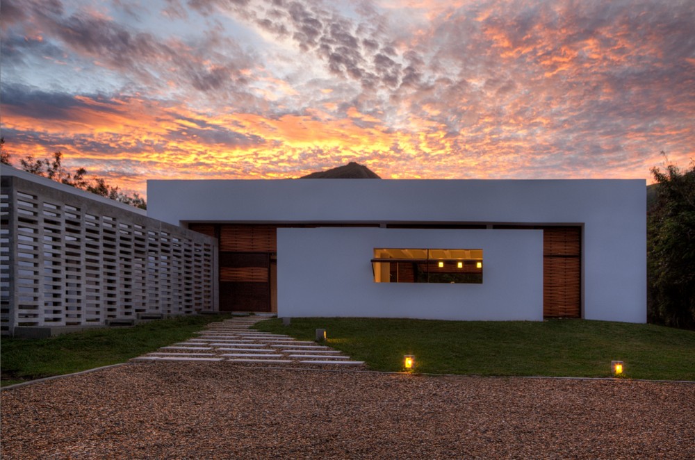 House 60 / De La Carrera – Cavanzo Arquitectura