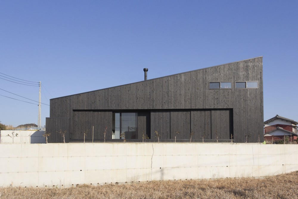Onjuku Beach House / BAKOKO